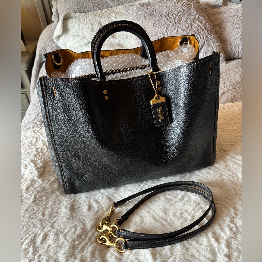 Coach Rogue 39 in Black/Gold